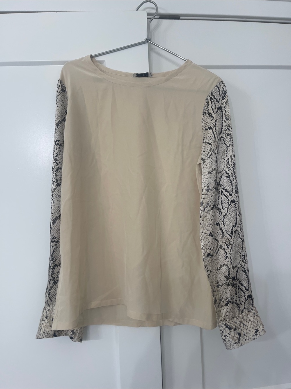💯 % silk Womens Beige Blouse with Snake-Print Sleeves